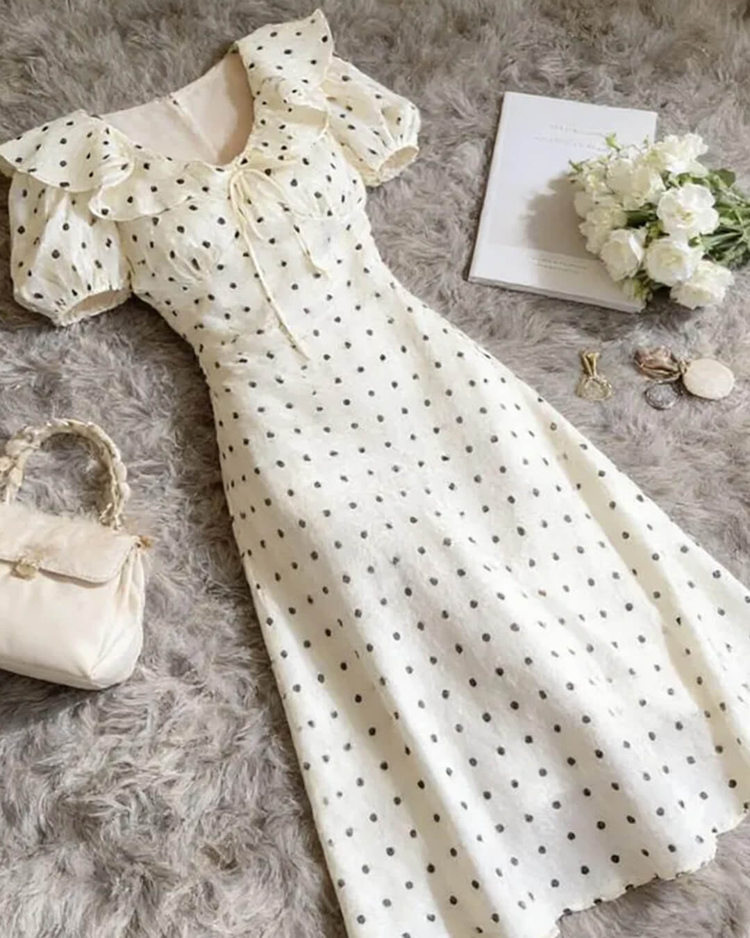 Rachel Maxikleid mit Polka-Dots und V-Ausschnitt