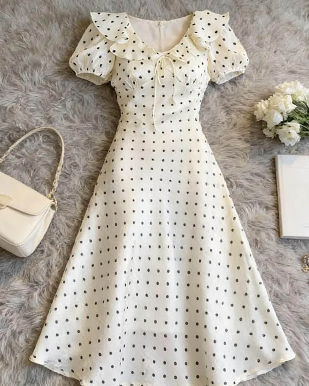 Rachel Maxikleid mit Polka-Dots und V-Ausschnitt