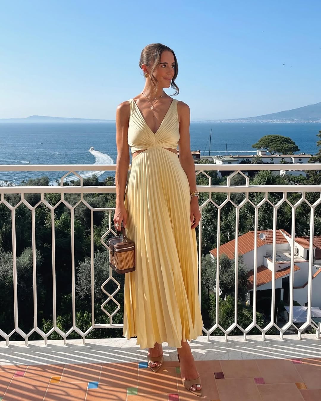 Rona ärmelloses Maxikleid mit V-Ausschnitt und Cut-outs