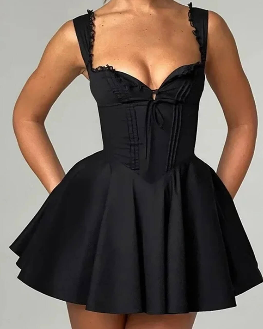 Rosa Minikleid mit Schnürung am Rücken