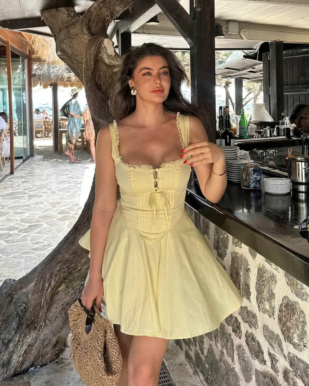 Rosa Minikleid mit Schnürung am Rücken