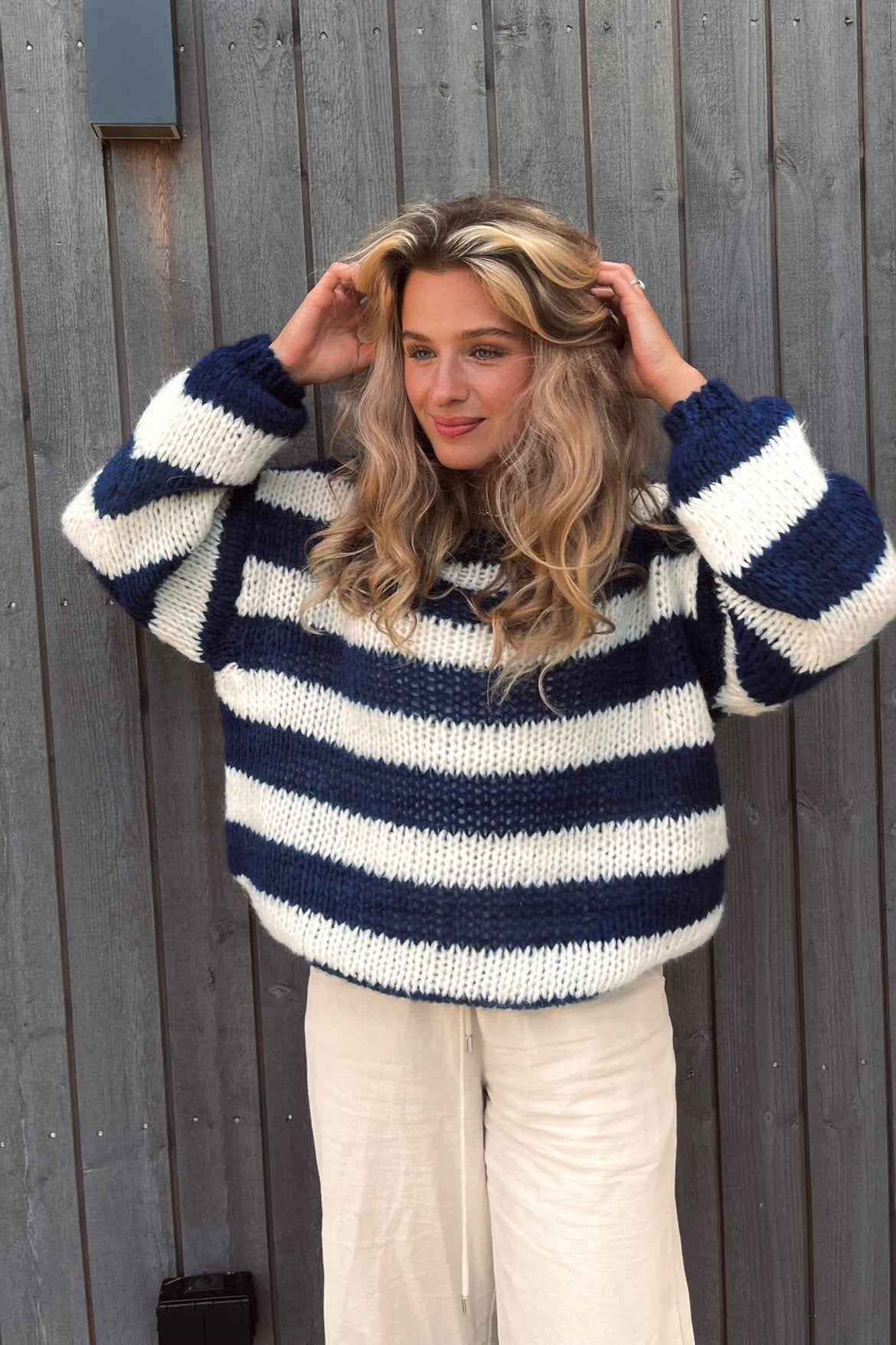 Rose Gestreifter Oversize-Pullover