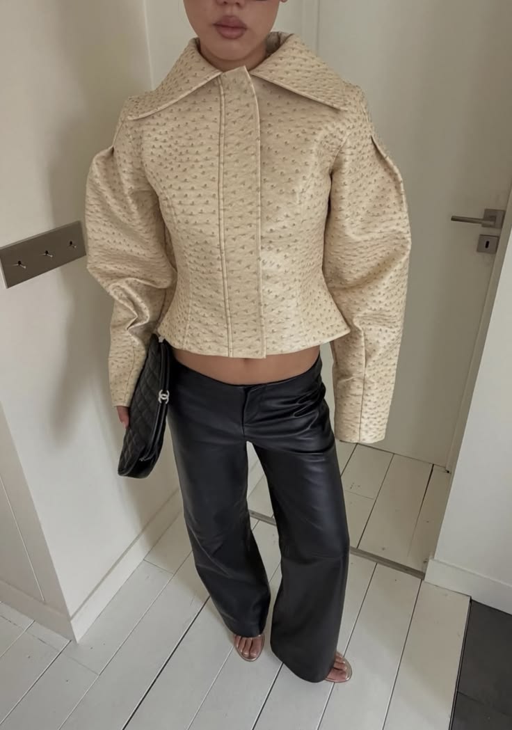 Rosette Jacke aus Kunstleder mit Straußenoptik
