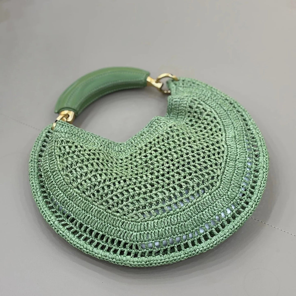 Sabine Halbmondförmige geflochtene Tasche