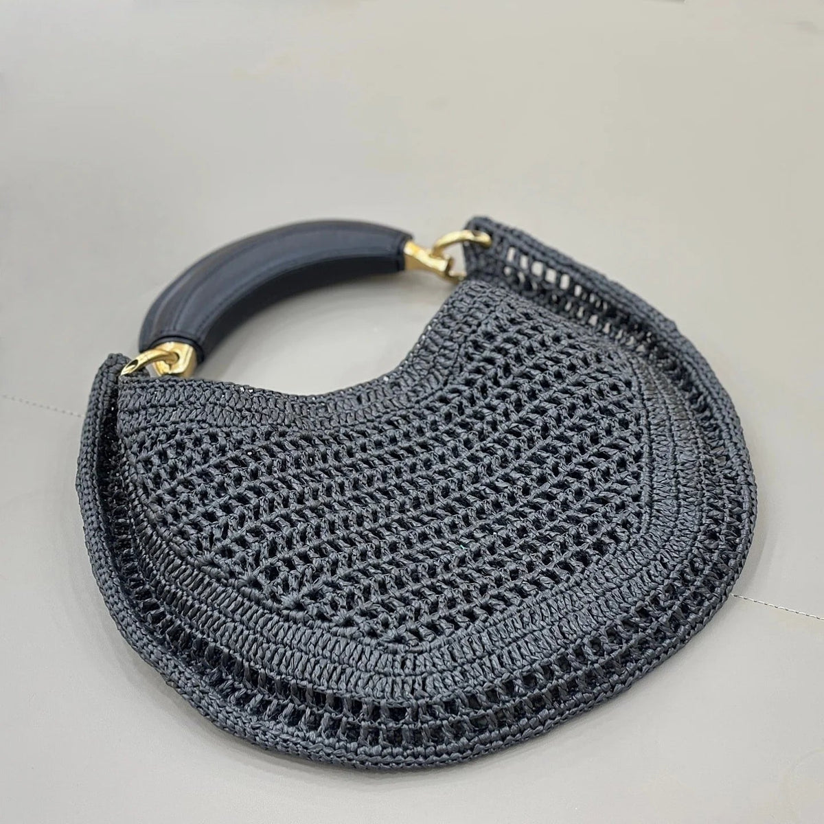 Sabine Halbmondförmige geflochtene Tasche