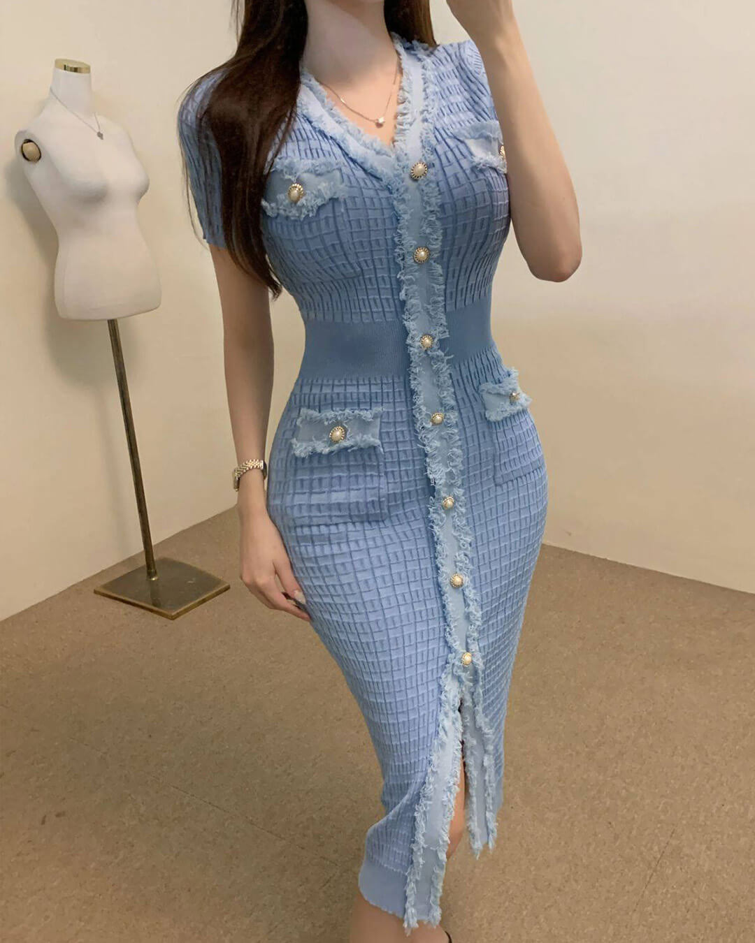 Sabrina Gestricktes Kleid mit V-Ausschnitt