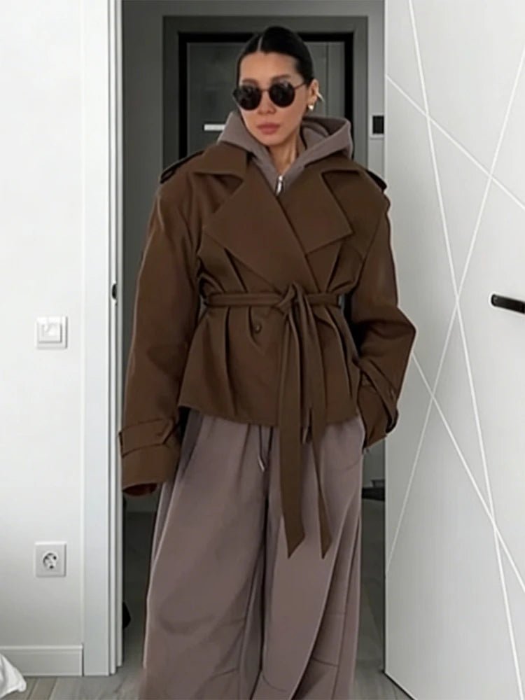 Sandy kurzer Trenchcoat mit Schnürung