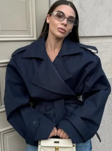 Sandy kurzer Trenchcoat mit Schnürung