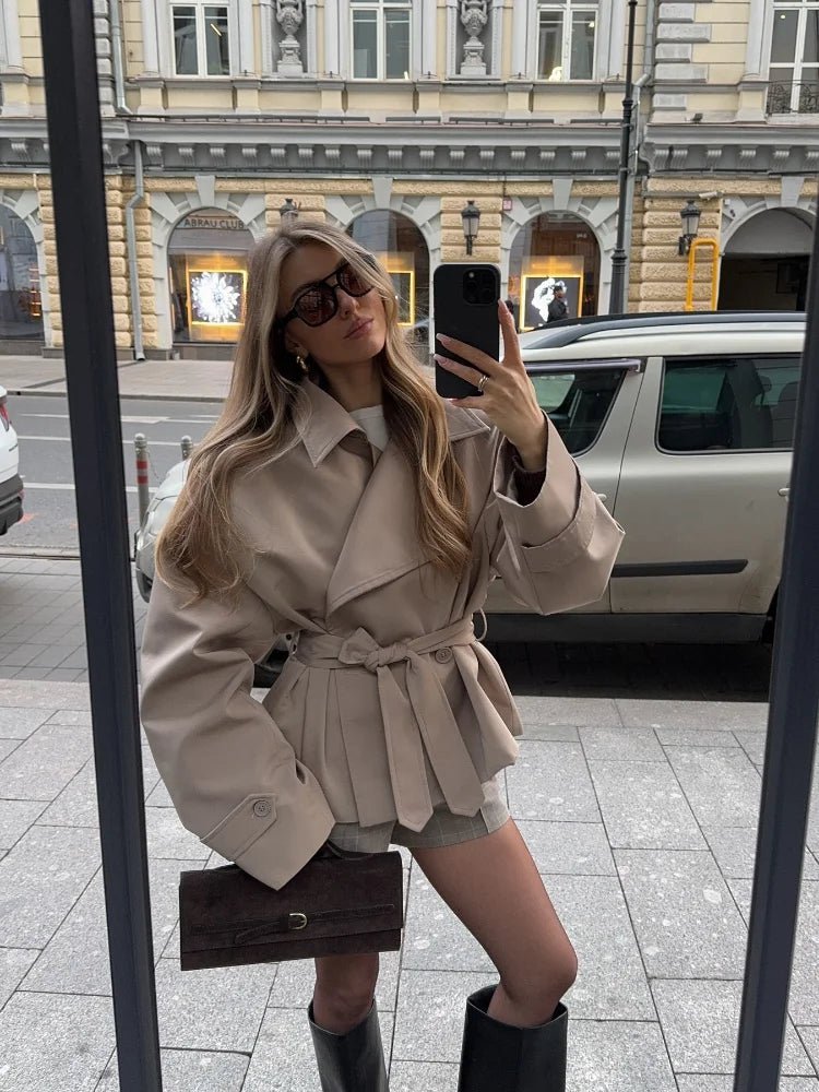 Sandy kurzer Trenchcoat mit Schnürung