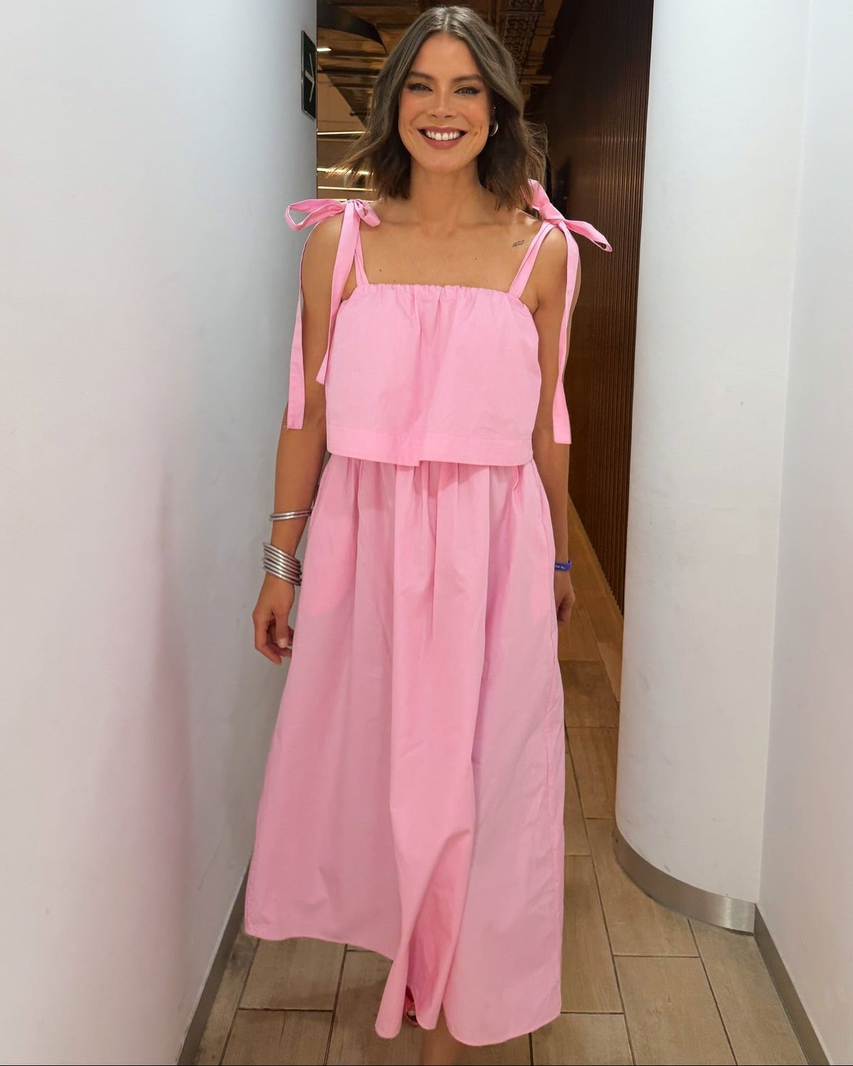 Sophia rosafarbenes Midikleid mit Schleife und Volants