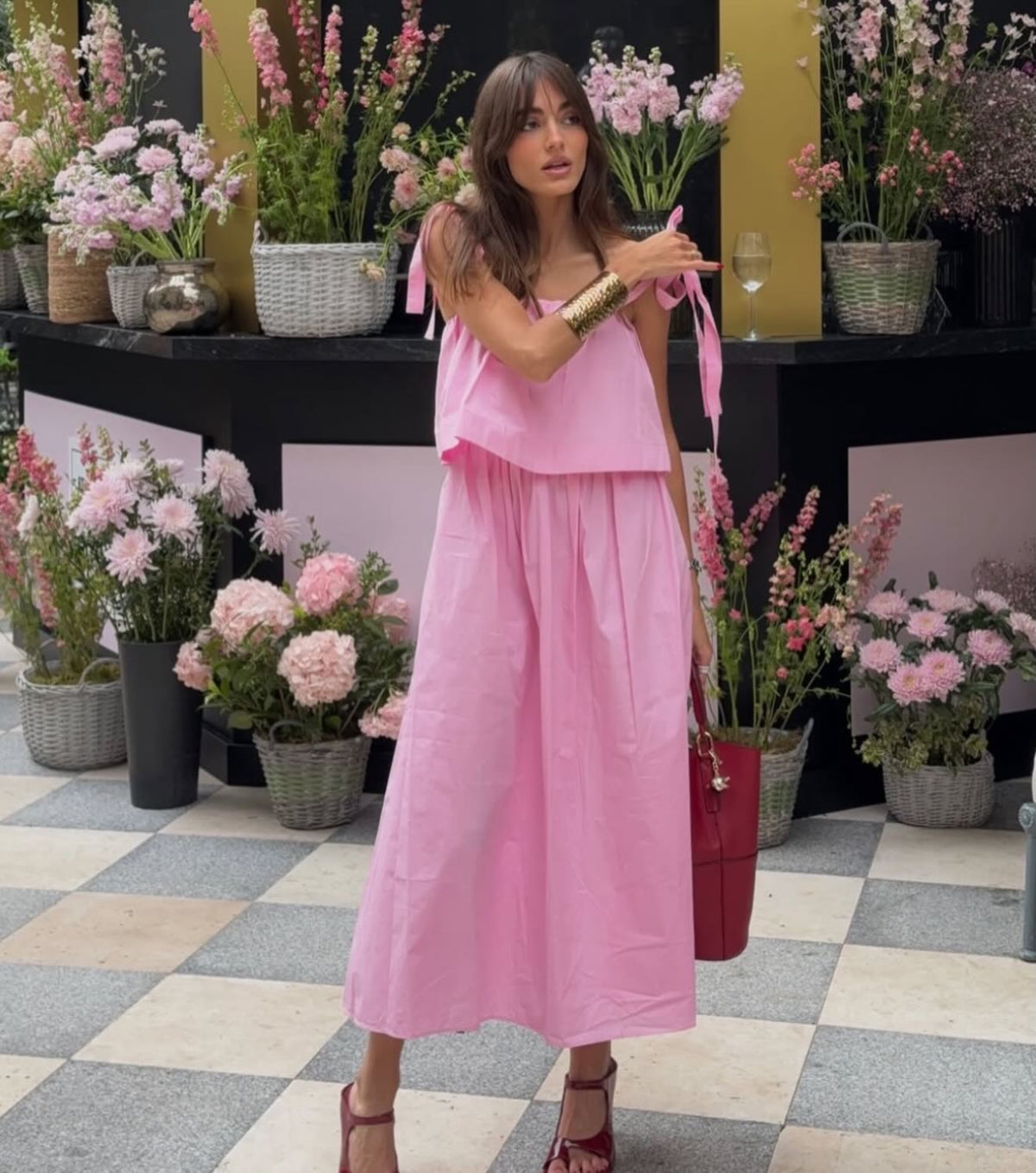 Sophia rosafarbenes Midikleid mit Schleife und Volants