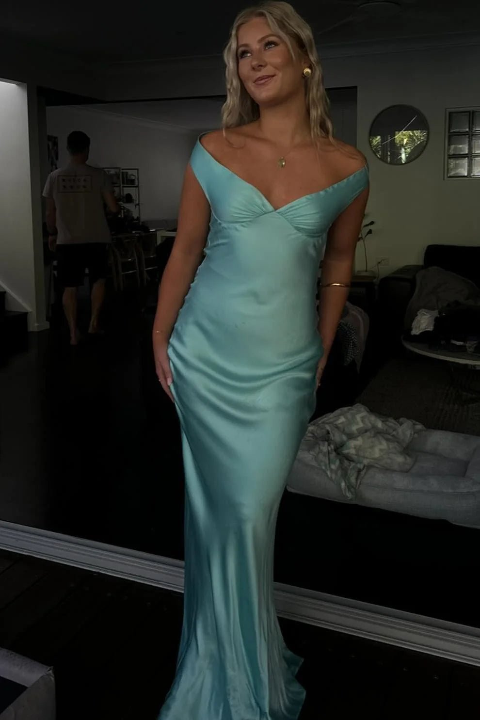Sophia Satin-Maxikleid mit schulterfreiem Schnitt