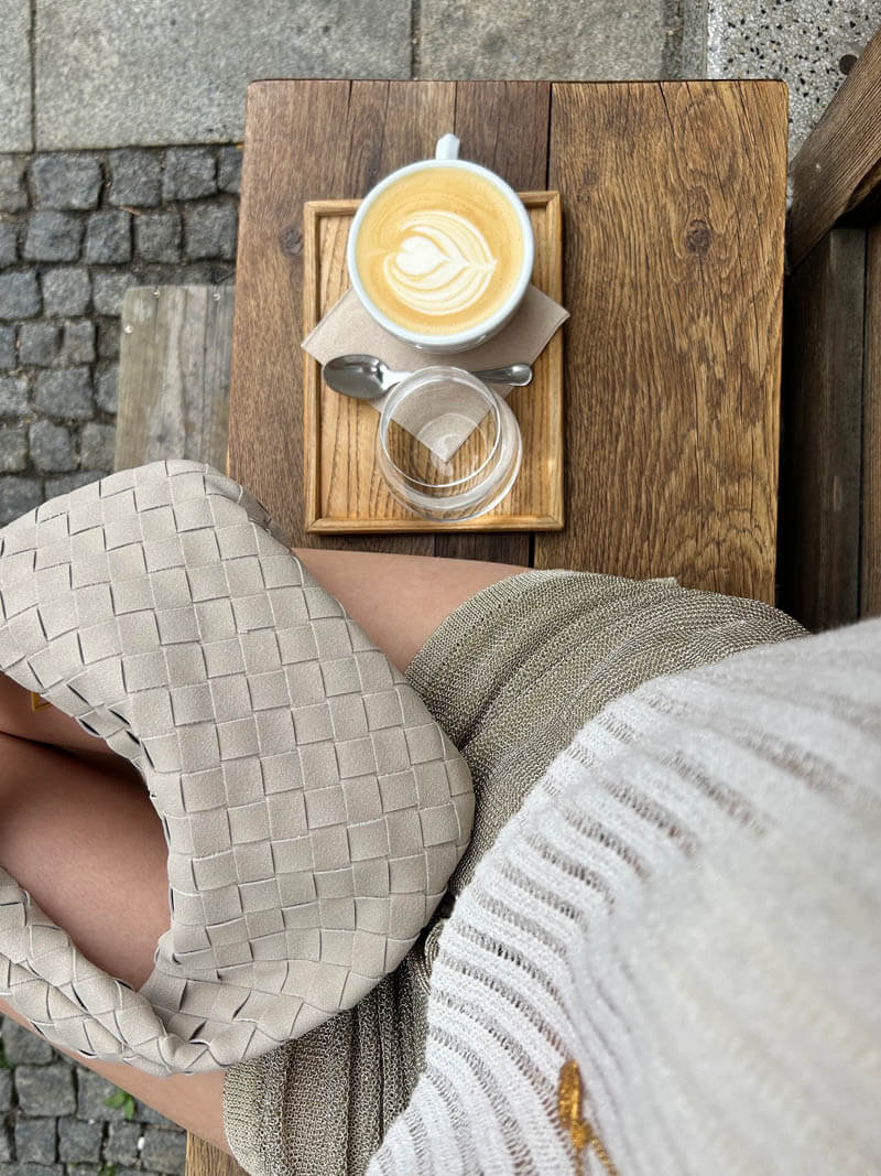 Mini-Handtasche aus gewebtem Wildleder