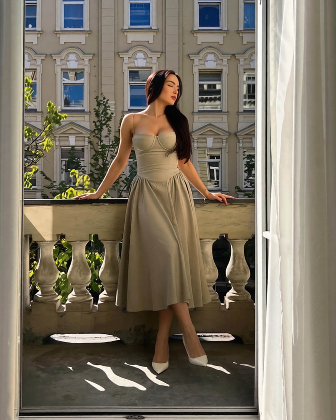 Sylvia Midikleid mit Trägern und ohne Ärmel