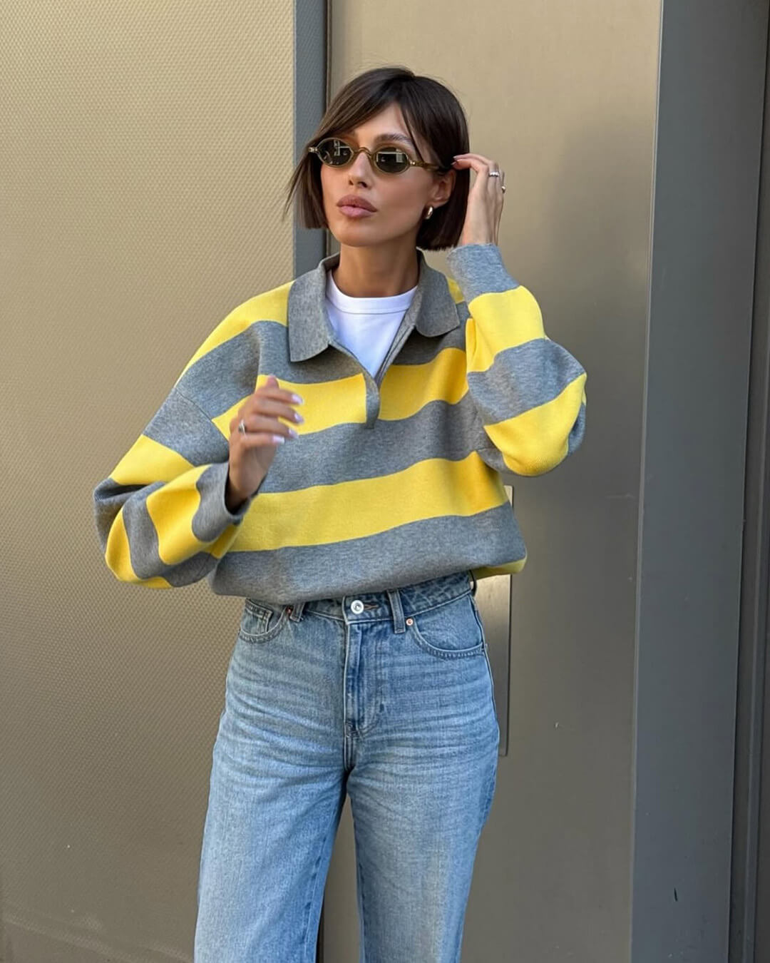 Una Gestreifter Strickpullover mit V-Ausschnitt