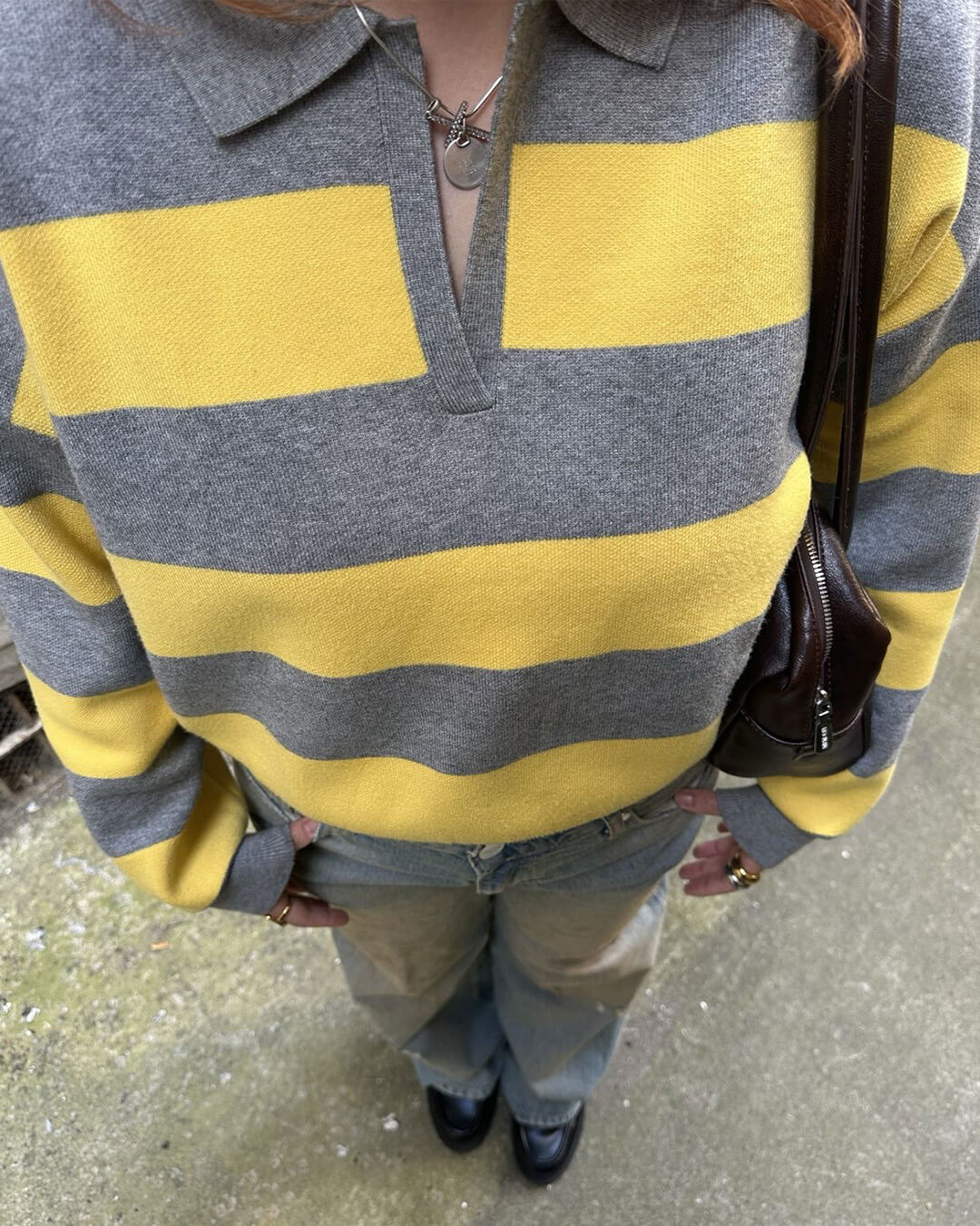 Una Gestreifter Strickpullover mit V-Ausschnitt
