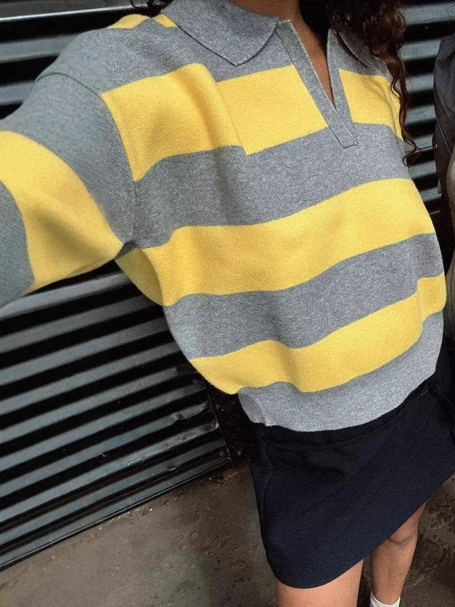 Una Gestreifter Strickpullover mit V-Ausschnitt