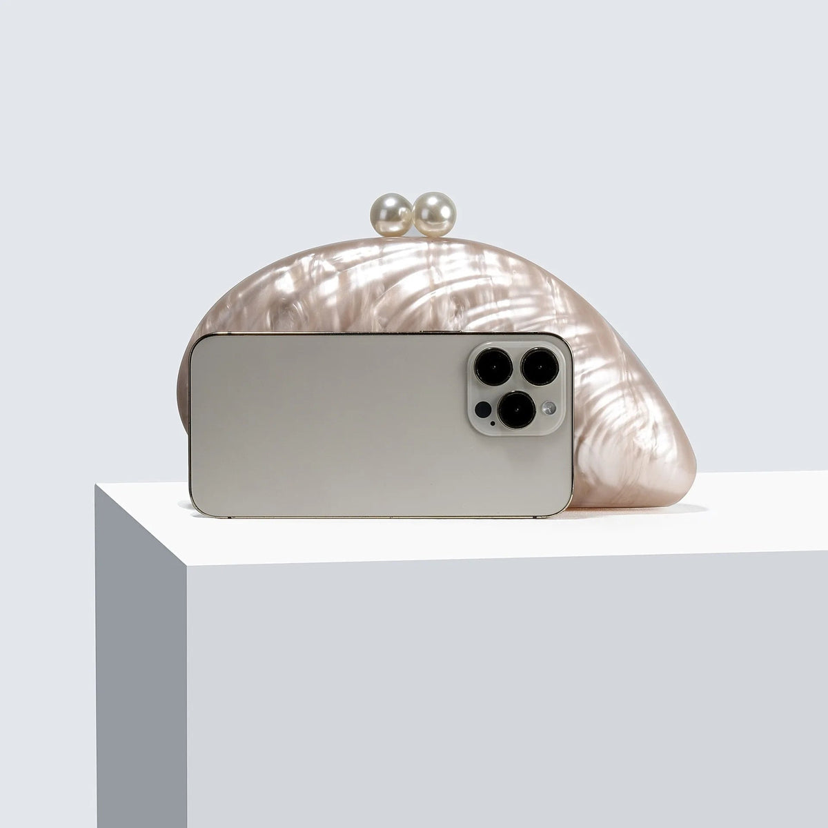 Valentina Clutch mit Muschelform