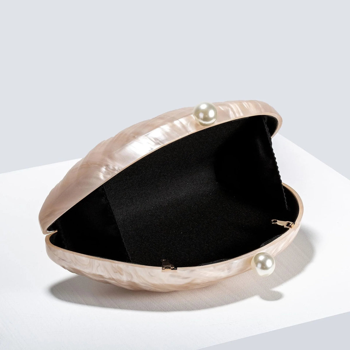 Valentina Clutch mit Muschelform