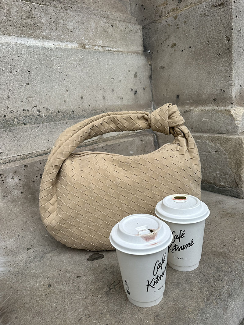 Gewebte mittelgroße Wildledertasche