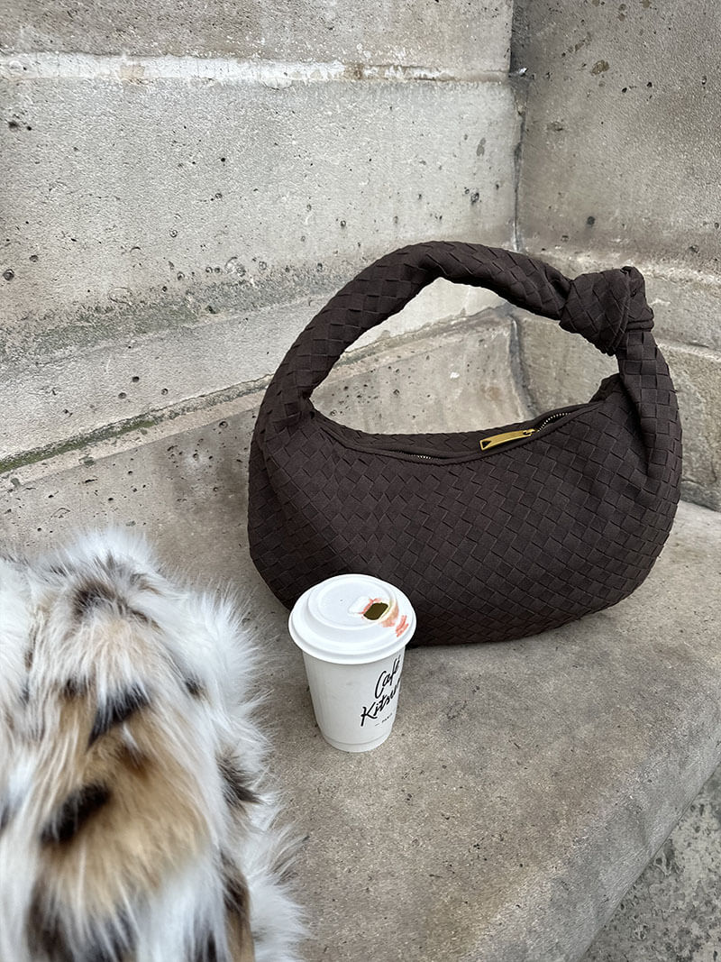 Gewebte mittelgroße Wildledertasche