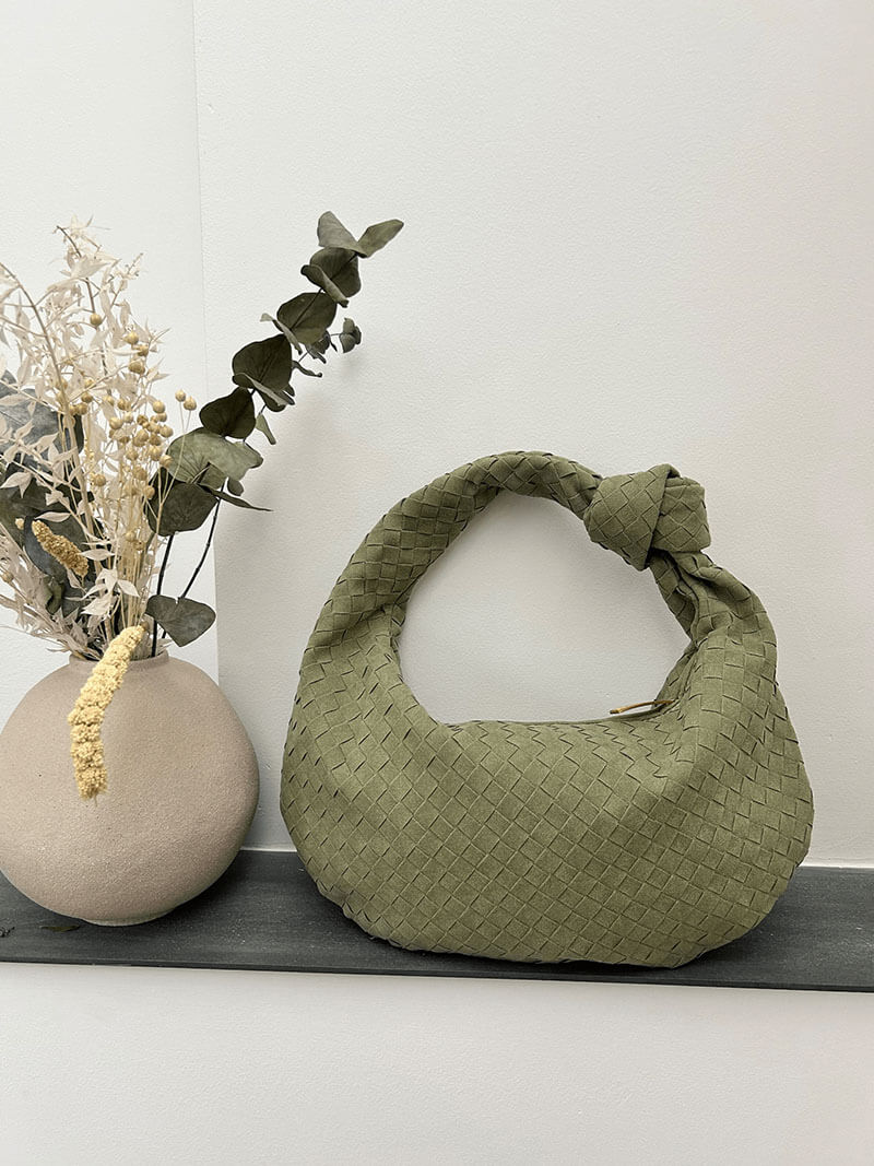Gewebte mittelgroße Wildledertasche