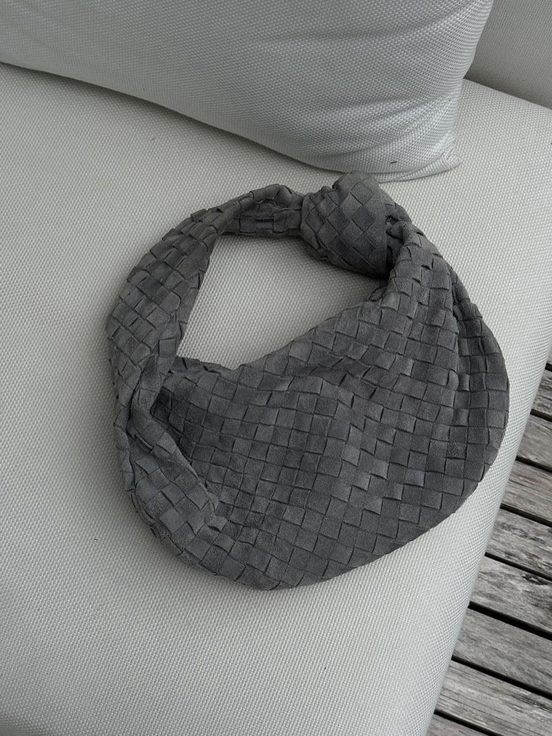 Gewebte mittelgroße Wildledertasche