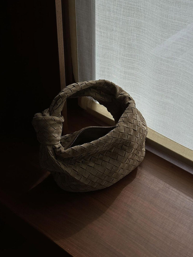 Gewebte mittelgroße Wildledertasche