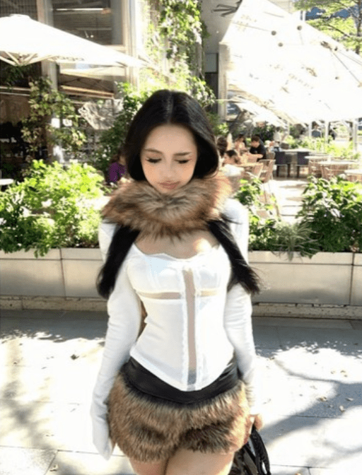 Crop-Top Wren mit Spitzen-Patchwork und eckigem Ausschnitt
