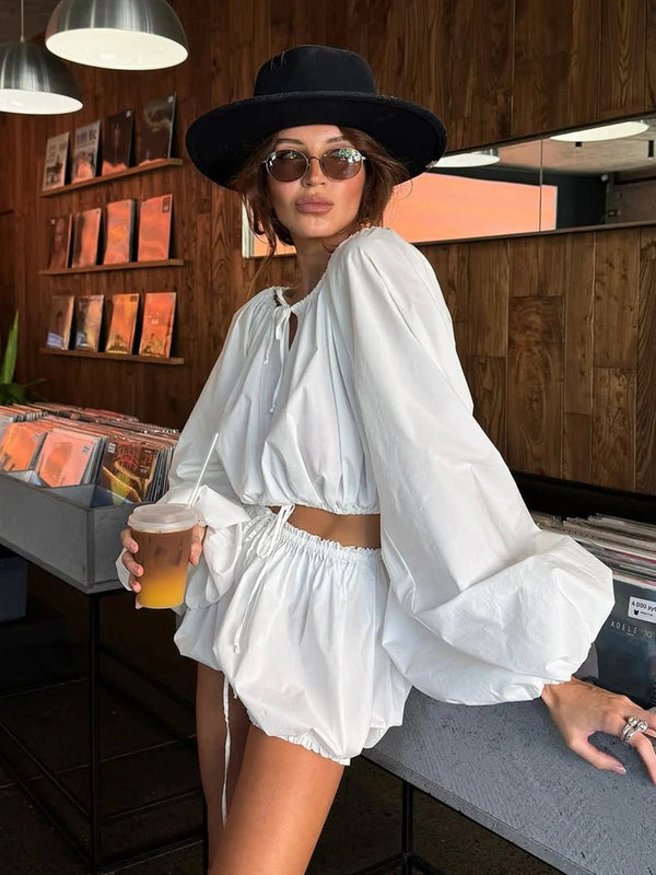 Zoe Set mit schulterfreiem Oberteil und Shorts