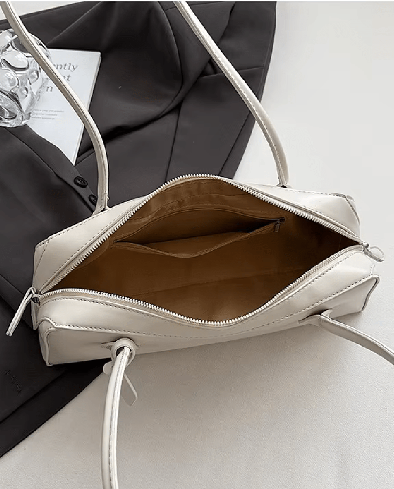 Nellie Vintage Baguette Bag in cream – styled look